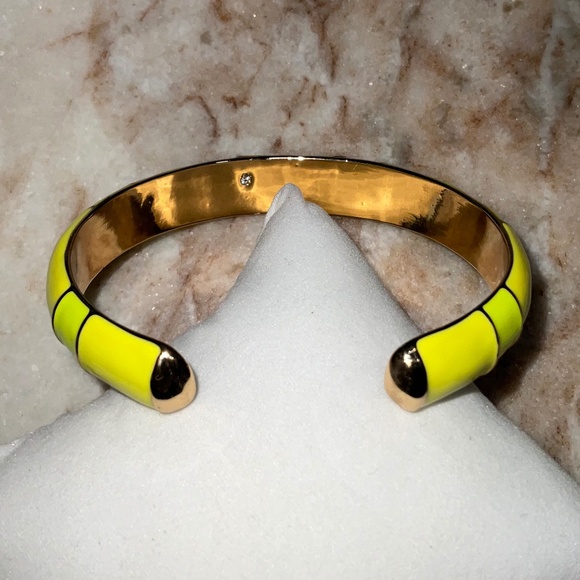 #52. VTG BRIGHT YELLOW ENAMEL GOLDTONE CUFF BRACELET W CLEAR RHINESTONE ACCENT - Picture 4 of 6